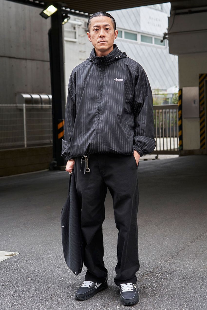 スポーティで軽快！「シャカシャカなブルゾン」を“オール黒”で仕上げた街角の大人たち - 2枚目の画像