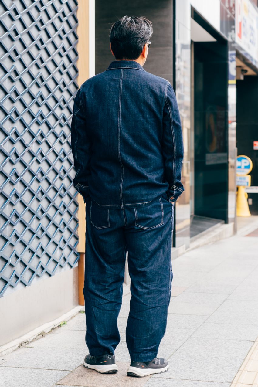 「デニムが似合うアラフィフ」が格好いい！街角で見つけた、お手本にしたいスタイル好例 - 3枚目の画像