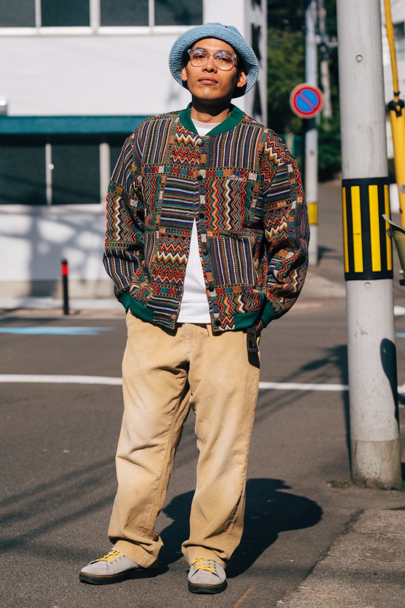 ジャケット、Tシャツ=ともにシュア パンツ=エルエルビーン シューズ=ドクターマーチン 帽子、眼鏡=ともにニューハッタン リング=ノーブランド