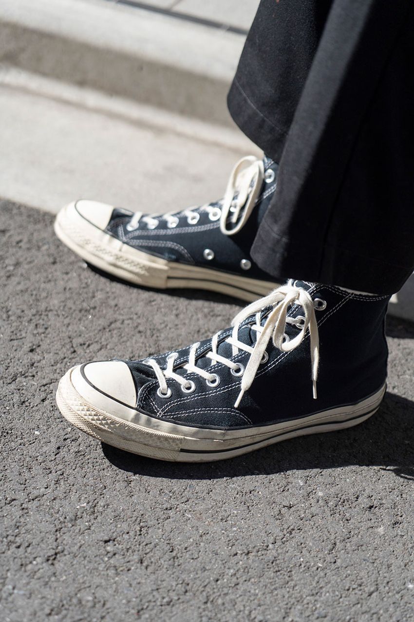 トレンドの“オールブラックコーデ”に一点投入！街の大人たちが挿した“黒以外の色”とアイテム - 5枚目の画像