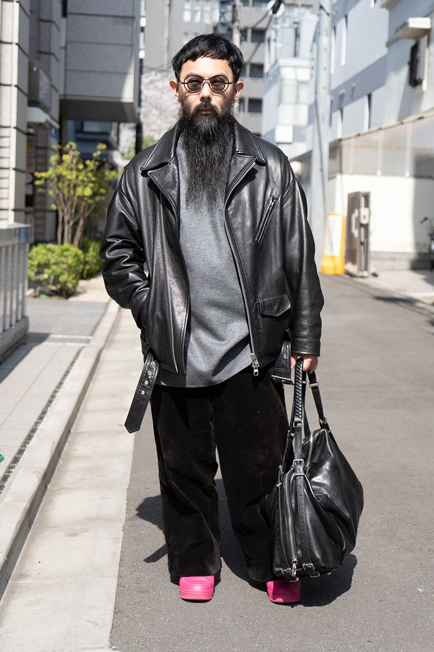 トレンドの“オールブラックコーデ”に一点投入！街の大人たちが挿した“黒以外の色”とアイテム - 9枚目の画像