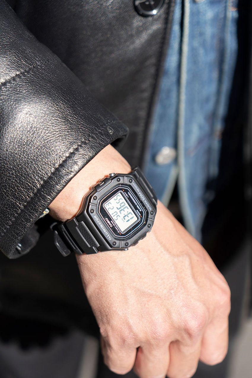 トレンドの“オールブラックコーデ”に一点投入！街の大人たちが挿した“黒以外の色”とアイテム - 4枚目の画像