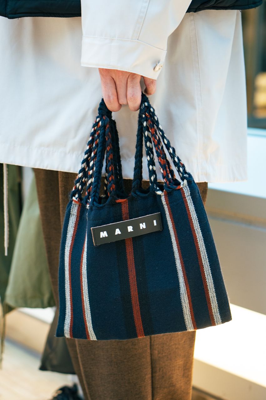 大の大人たちの“小さめ休日バッグ”。街の洒落た人たちはどのブランドを、どう使ってる？ - 7枚目の画像