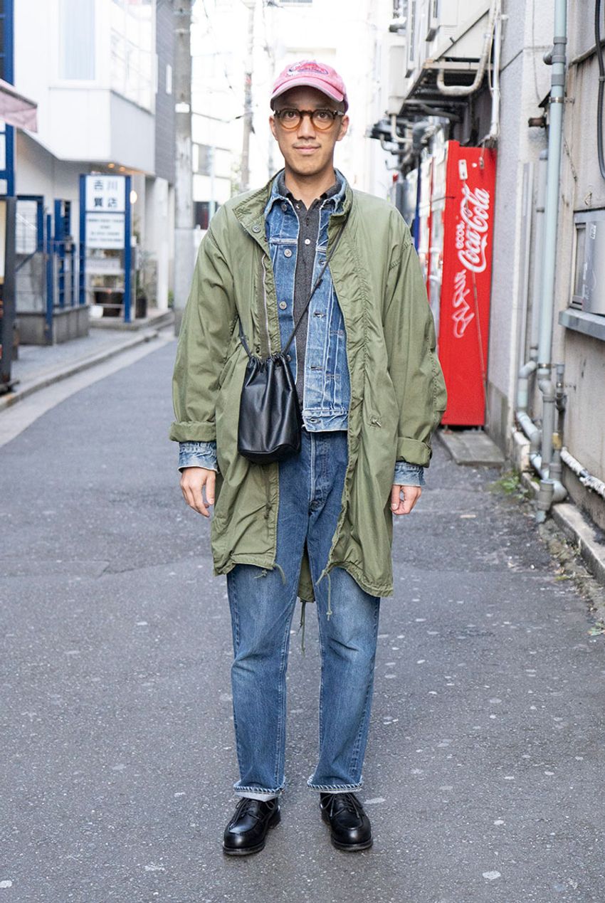 大の大人たちの“小さめ休日バッグ”。街の洒落た人たちはどのブランドを、どう使ってる？ - 2枚目の画像