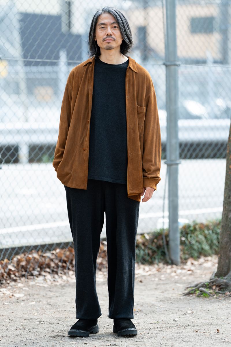 シャツ、ニット、パンツ＝すべてコモリ