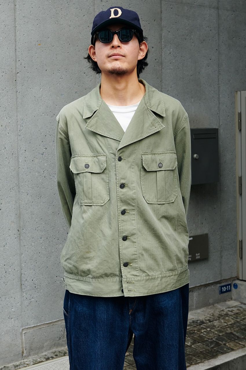 「開襟シャツ」を着こなすのが大人の第一歩。20代から40代の街角スタイル3例 - 3枚目の画像