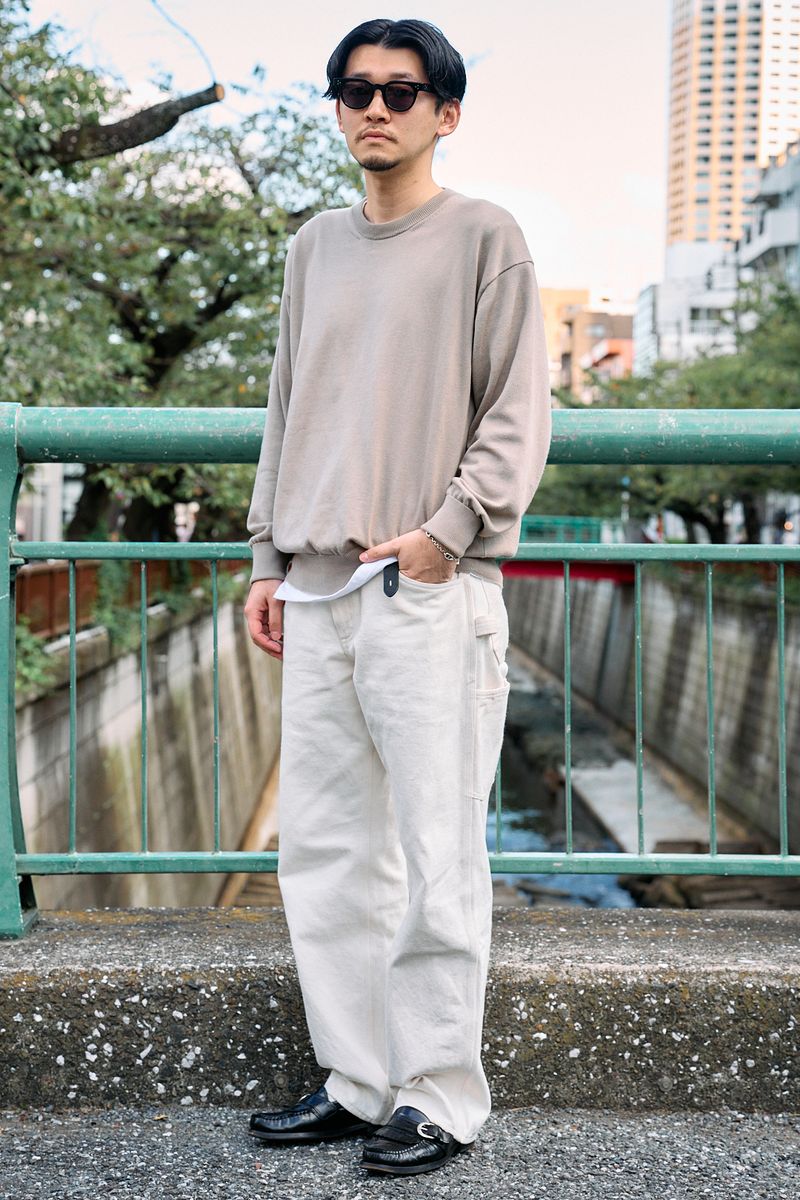 ニット＝アプレッセ　Tシャツ＝ヘインズ　パンツ＝ボンクラ　シューズ＝ノア　眼鏡＝ジュリアスタートオプティカル　ブレスレット＝エルメス　リング＝トムウッド