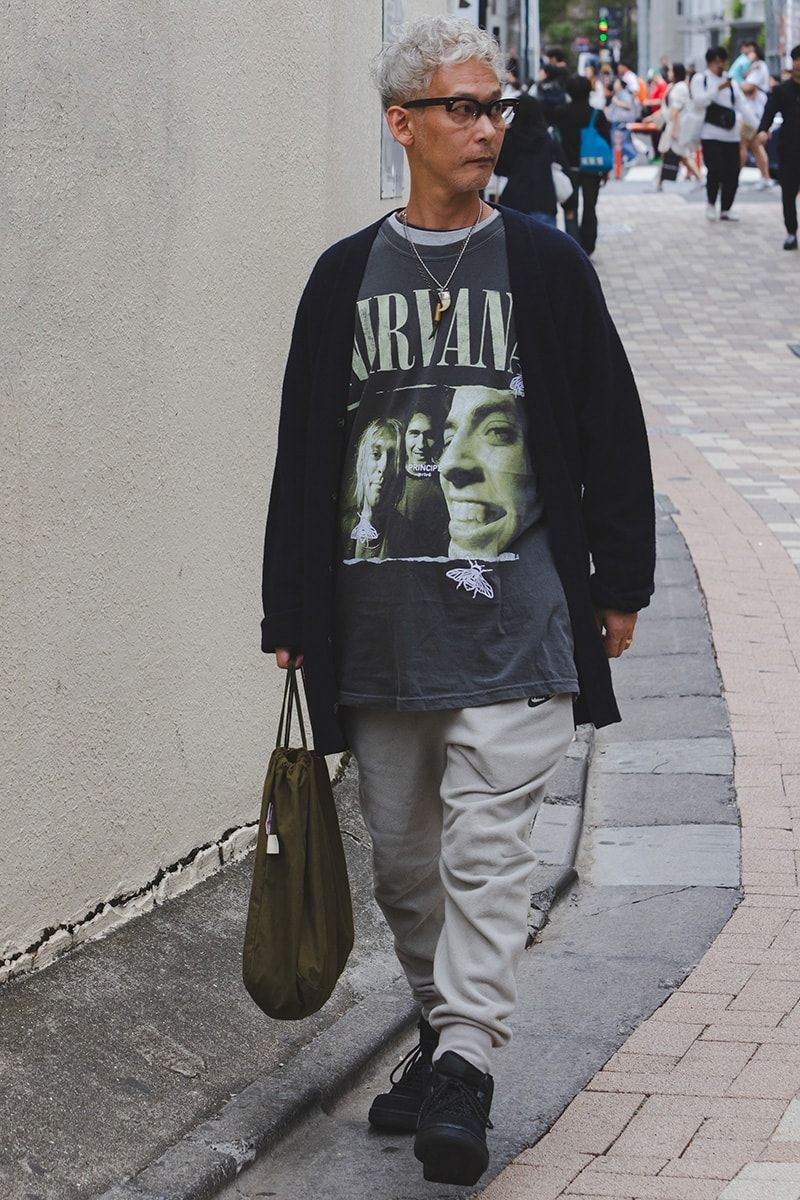 Tシャツ=不明 カーディガン=ズッカ パンツ=ナイキ 眼鏡=エフェクター バッグ=ノウン
