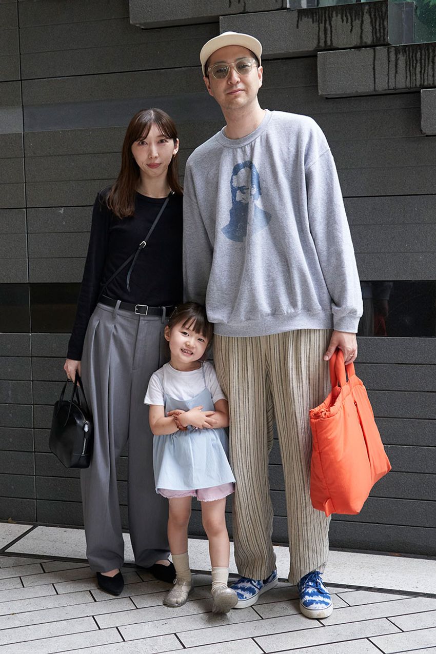 “楽してお洒落”を叶えるカジュアルパンツをスナップから3選！ ポイントはシルエットと素材感 - 4枚目の画像