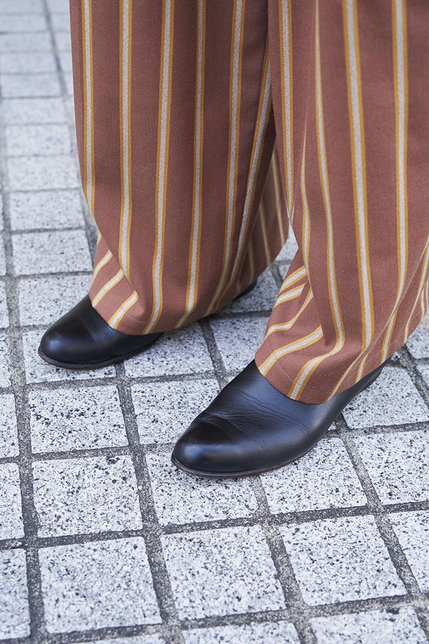 “楽してお洒落”を叶えるカジュアルパンツをスナップから3選！ ポイントはシルエットと素材感 - 3枚目の画像