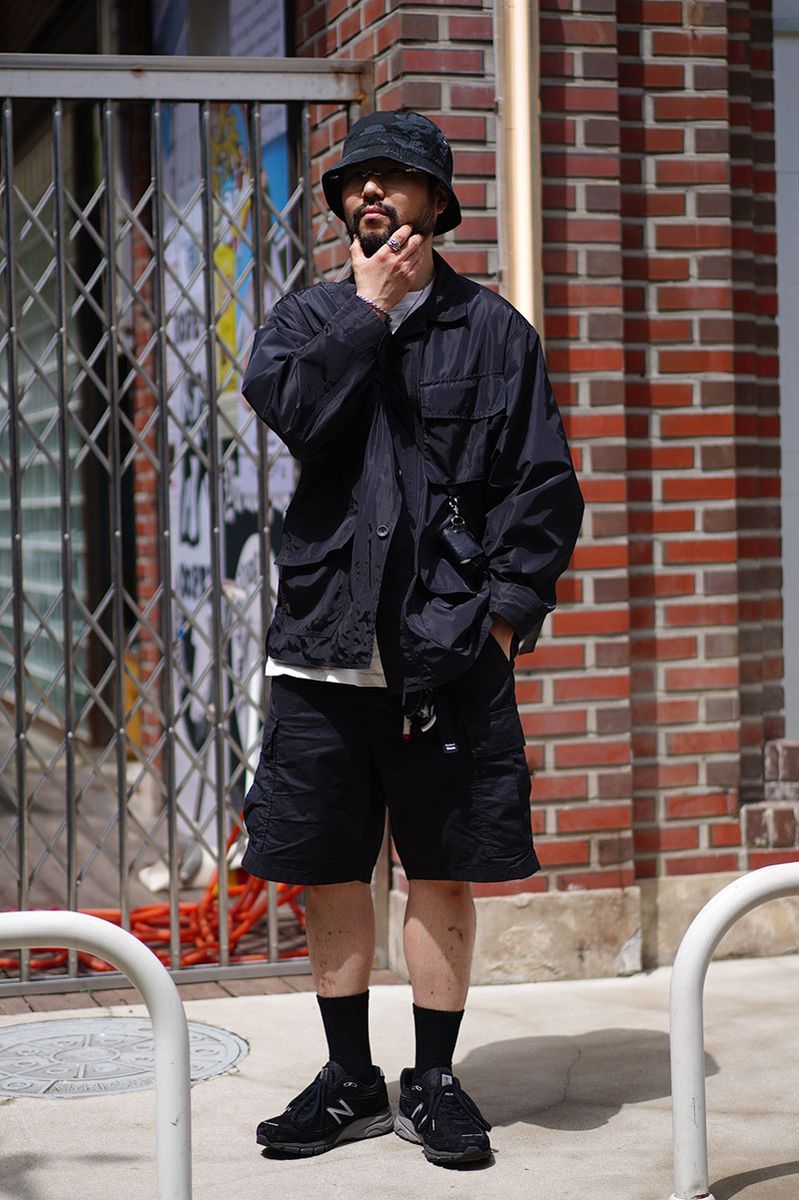 ジャケット、アウター=アナザーオフィス Tシャツ=インセインガレージ パンツ=ユニクロ シューズ=ニューバランス 眼鏡、アクセサリー=ともにクロムハーツ ハット=ネイバーフッド