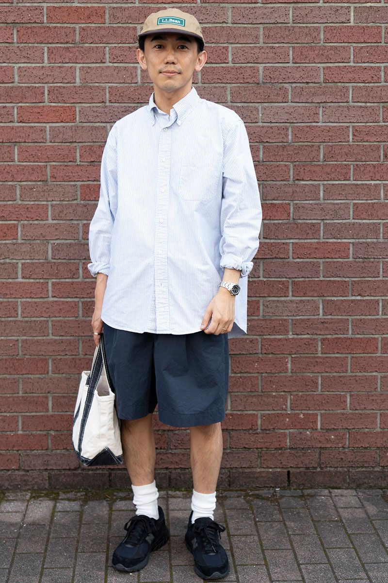 シャツ=ブルックスブラザーズ パンツ=アプレッセ シューズ=ニューバランス 帽子、バッグ=ともにエルエルビーン 腕時計=ロレックス リング=エルメス