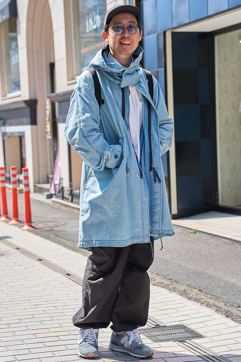 コート＝フレッドペリー　シャツ＝ポロラルフローレン　パンツ、眼鏡、バッグ＝すべてユニクロ　シューズ＝ニューバランス　帽子＝シュプリーム  