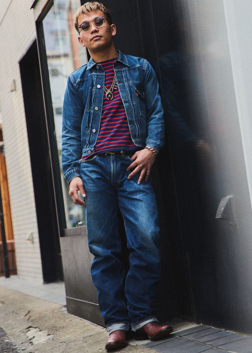 Gジャン、デニム＝ともにリーバイス　カットソー＝セントジェームス　ブーツ＝リオス オブ メルセデス　アイウェア＝白山眼鏡　アクセサリー＝インディアンジュエリー