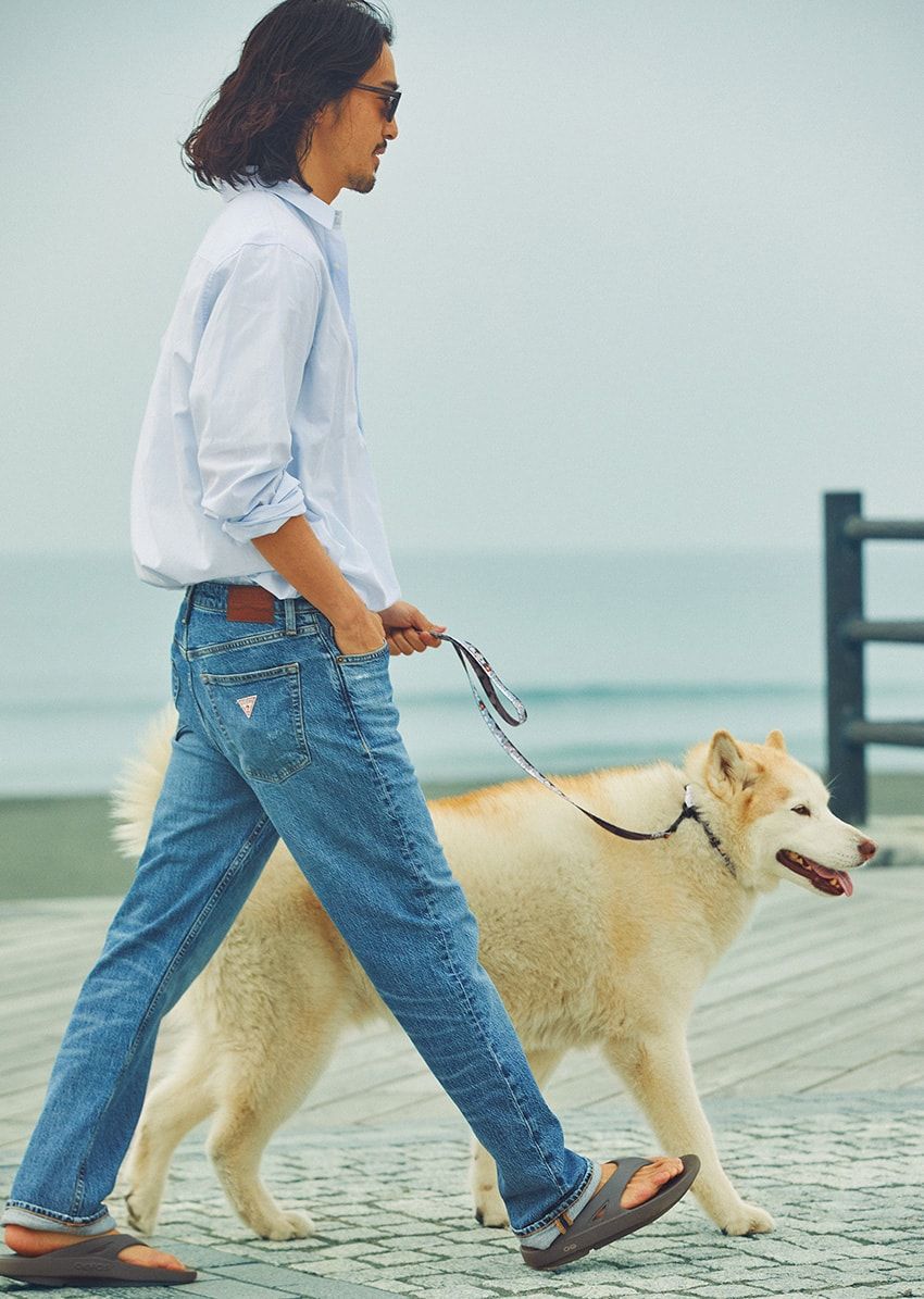 デニム1万4190円、シャツ1万890円／ともにゲス ジーンズ（ゲス　0120-82-3788）