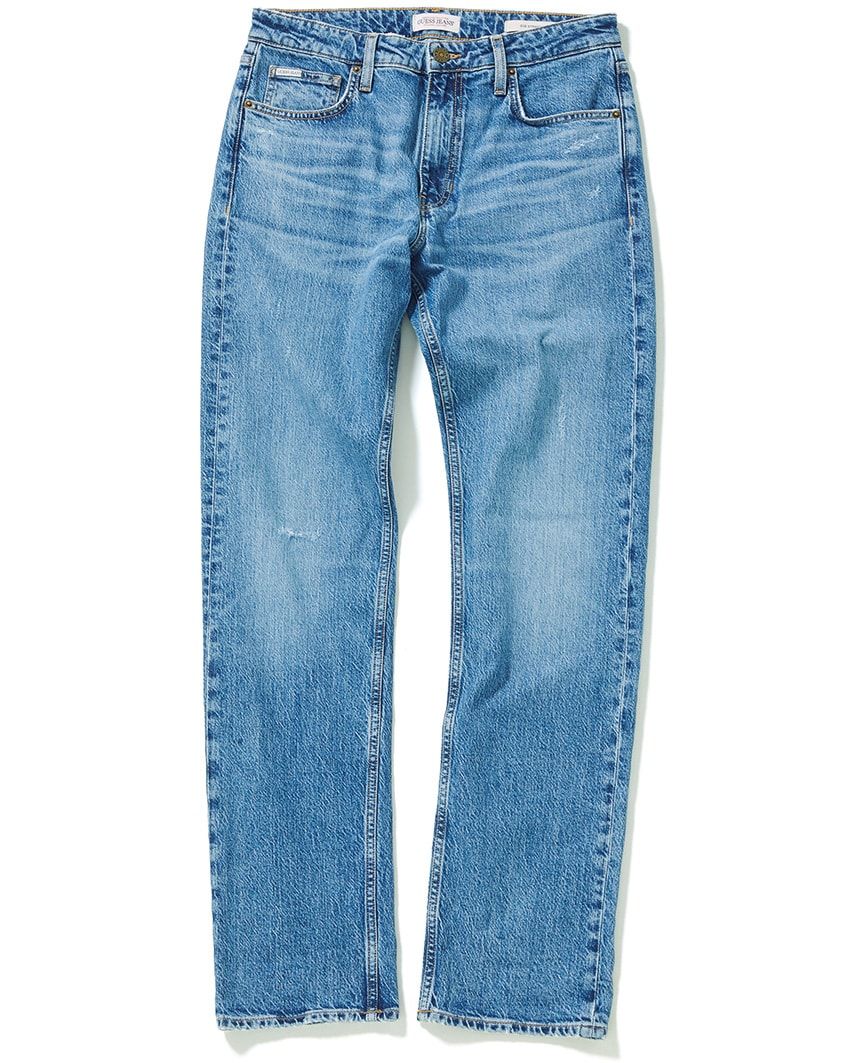 軽石を使わずに、“ゲス エアウォッシュ”で仕上げた象徴的なライトブルータイプ。ヴィンテージライクな色ムラと、手作業であしらわれたアタリが、驚異的な完成度を誇る。1万4190円／ゲス ジーンズ（ゲス　0120-82-3788）