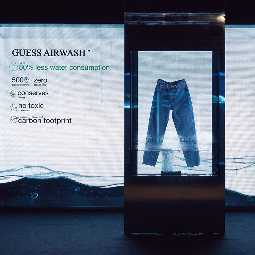 2024年、イタリア・フィレンツェにて開催された“ピッティ・ウォモ”。「ゲス ジーンズ」がお披露目され、“ゲス エアウォッシュ”にまつわるエキシビションは盛況を博した。