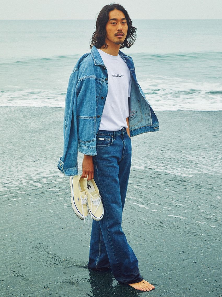 デニム1万4190円、デニムジャケット2万790円、Tシャツ4290円／すべてゲス ジーンズ（ゲス　0120-82-3788）