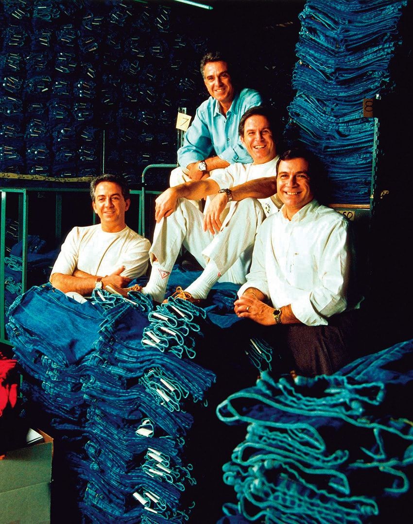 ゲスの創業メンバーであるマルシアーノ兄弟。南フランス生まれで、カリフォルニアのデニムスタイルに影響を受け、1981年にブランドを設立。当時の最先端であるストーンウォッシュを、世界で初めて考案した。