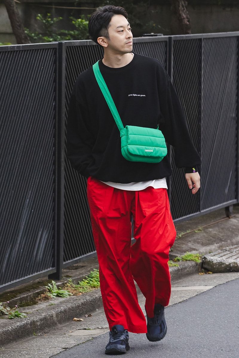 パンツ＝ポステレガント　バッグ＝ビヨンドザバインズ　スウェット＝イズネス　スニーカー＝ニューバランス×ジョウンド