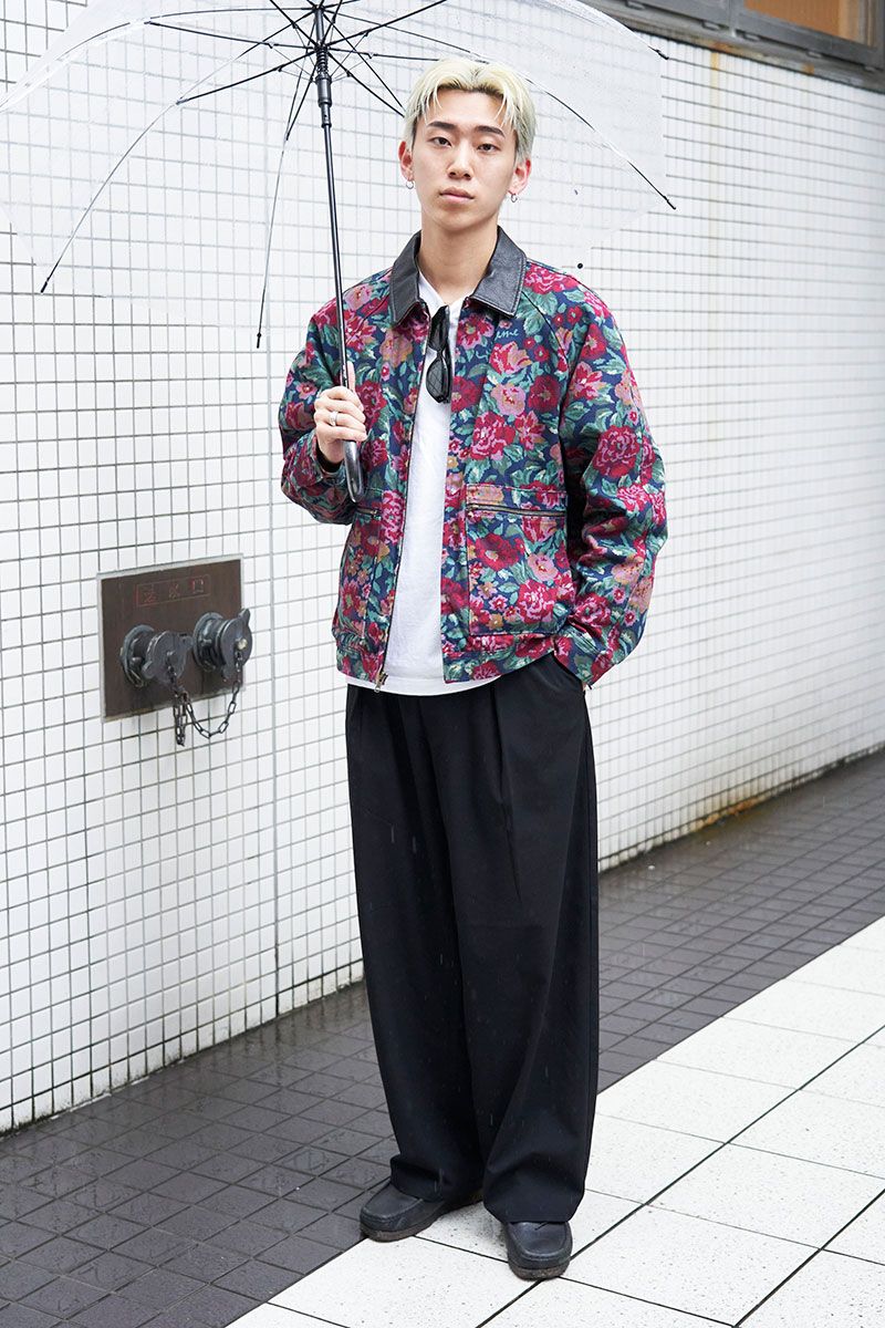 ジャケット＝シュプリーム　カットソー＝ヘインズ　パンツ＝ユニクロ　シューズ＝クラークス　眼鏡＝ジェントルモンスター　ピアス＝ノーブランド　ブレスレット＝エルメス　リング＝ヴィンテージ