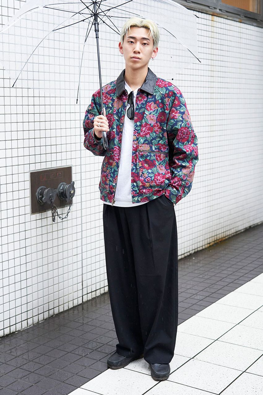 ユニクロの黒パンツは“太め”が人気！スラックス、カーゴetc.センスよくはきこなした大人をスナップで - 2枚目の画像