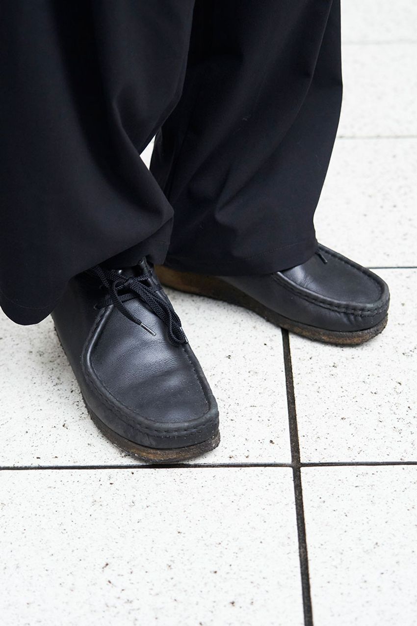 ユニクロの黒パンツは“太め”が人気！スラックス、カーゴetc.センスよくはきこなした大人をスナップで - 4枚目の画像