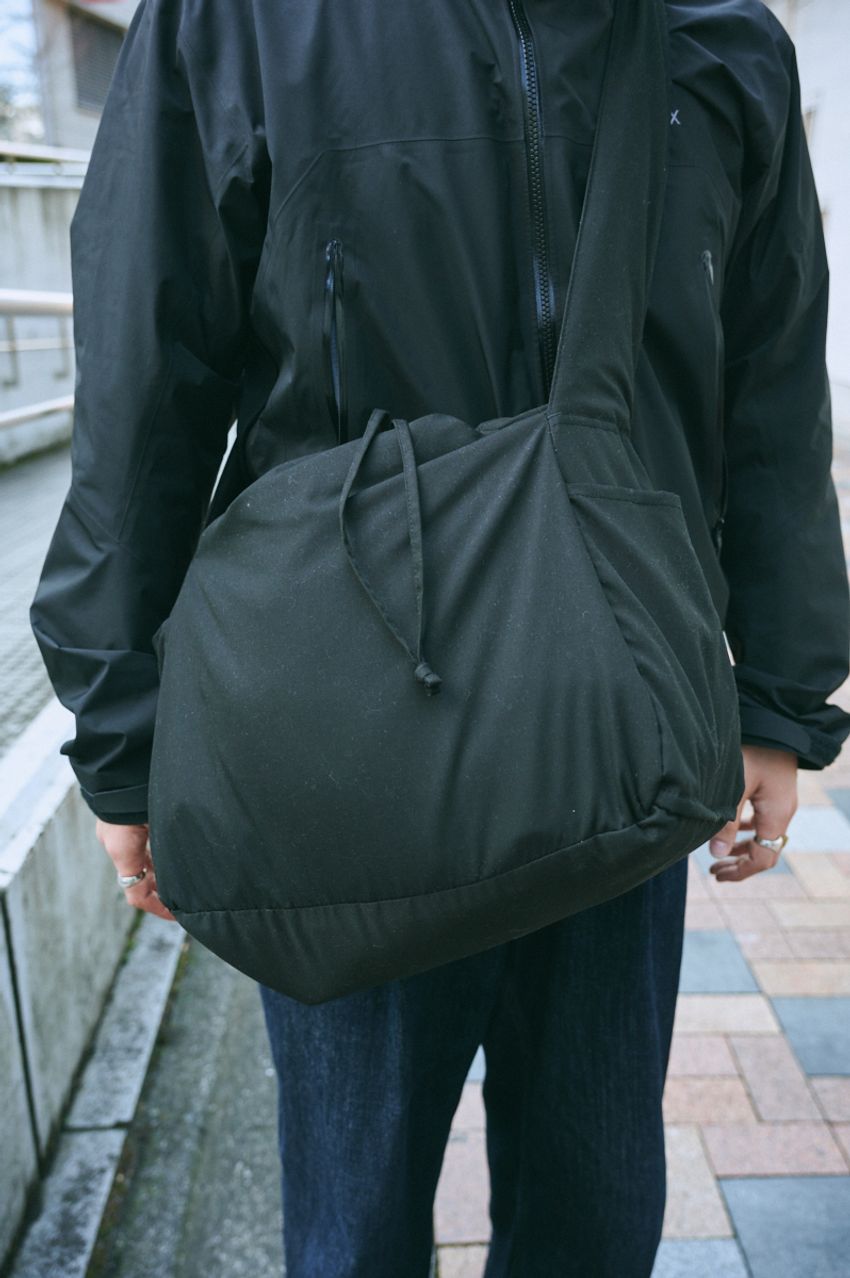 実は使える「ユニクロ」の黒ショルダーバッグ！賢く取り入れた達人たちをスナップで - 8枚目の画像