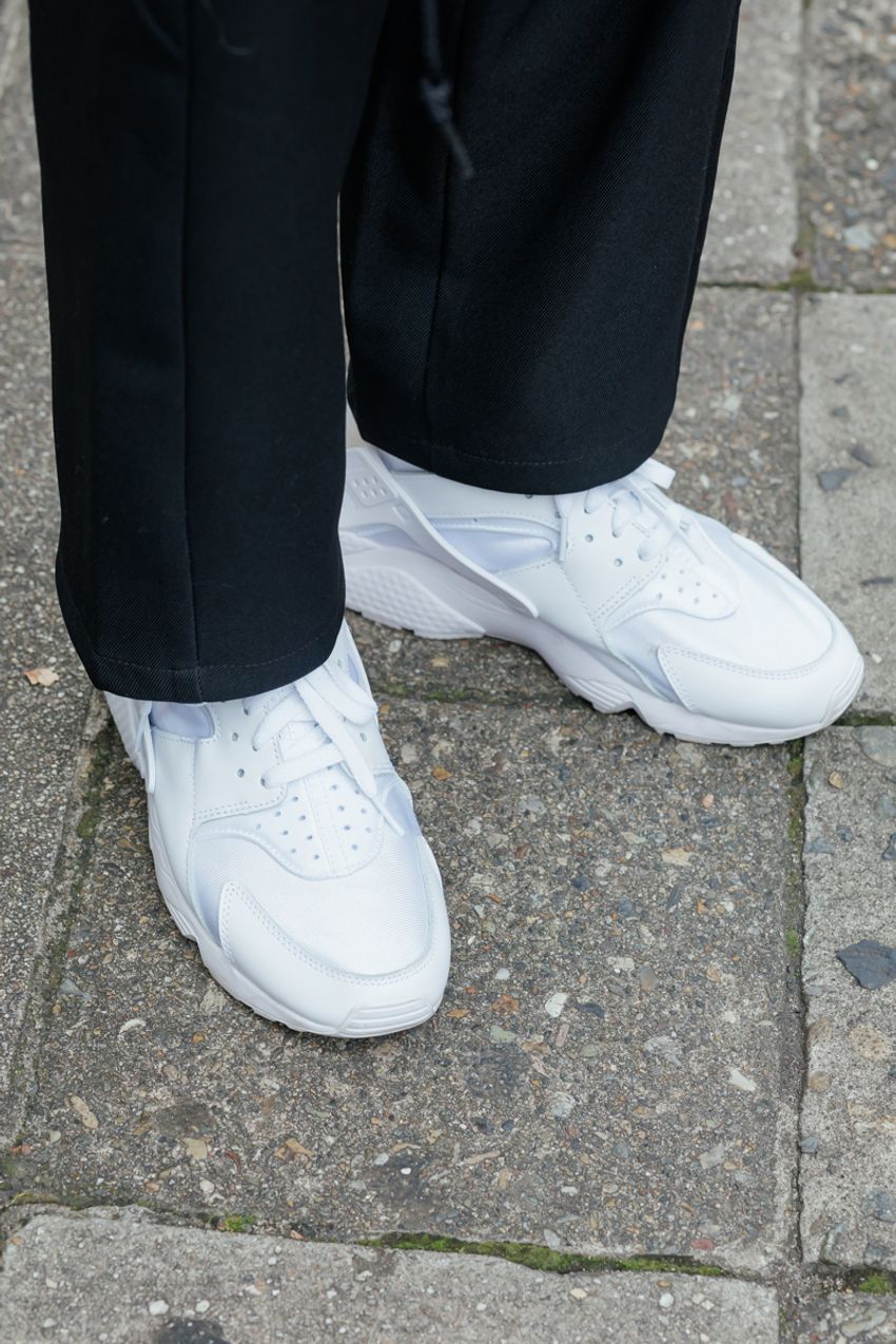 実は使える「ユニクロ」の黒ショルダーバッグ！賢く取り入れた達人たちをスナップで - 4枚目の画像