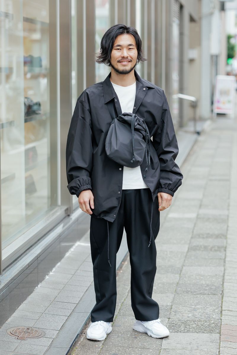 ジャケット、パンツ＝ともにジーユー