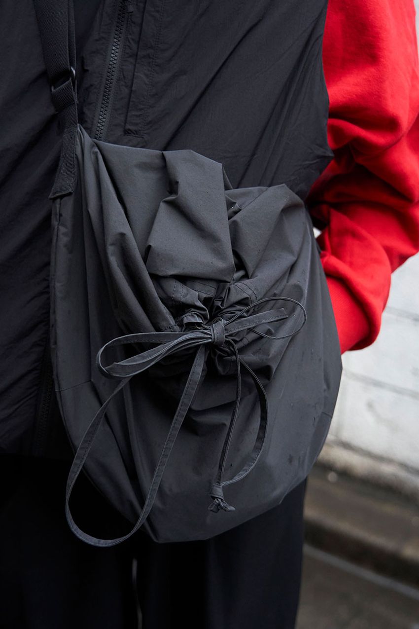 実は使える「ユニクロ」の黒ショルダーバッグ！賢く取り入れた達人たちをスナップで - 6枚目の画像