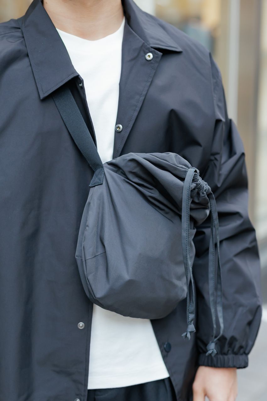 実は使える「ユニクロ」の黒ショルダーバッグ！賢く取り入れた達人たちをスナップで - 3枚目の画像