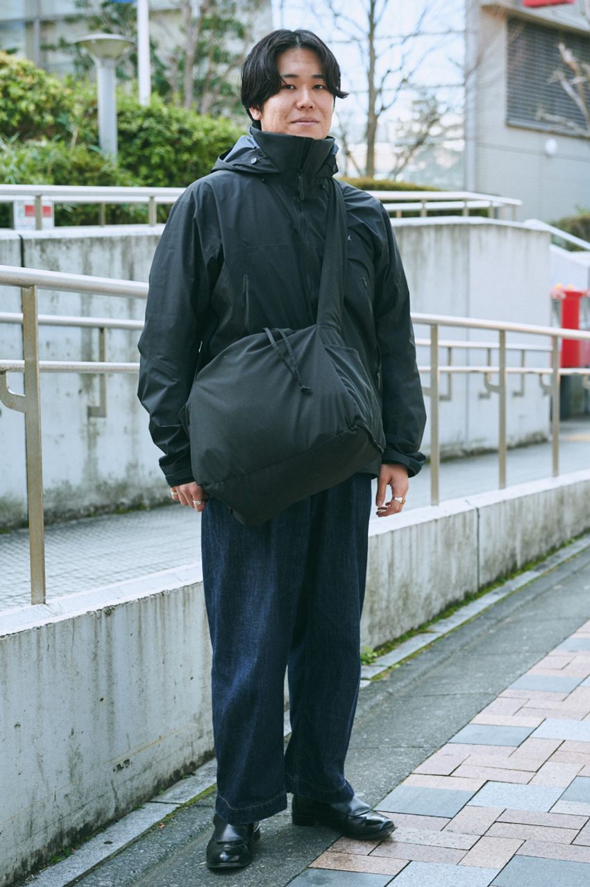 実は使える「ユニクロ」の黒ショルダーバッグ！賢く取り入れた達人たちをスナップで - 7枚目の画像