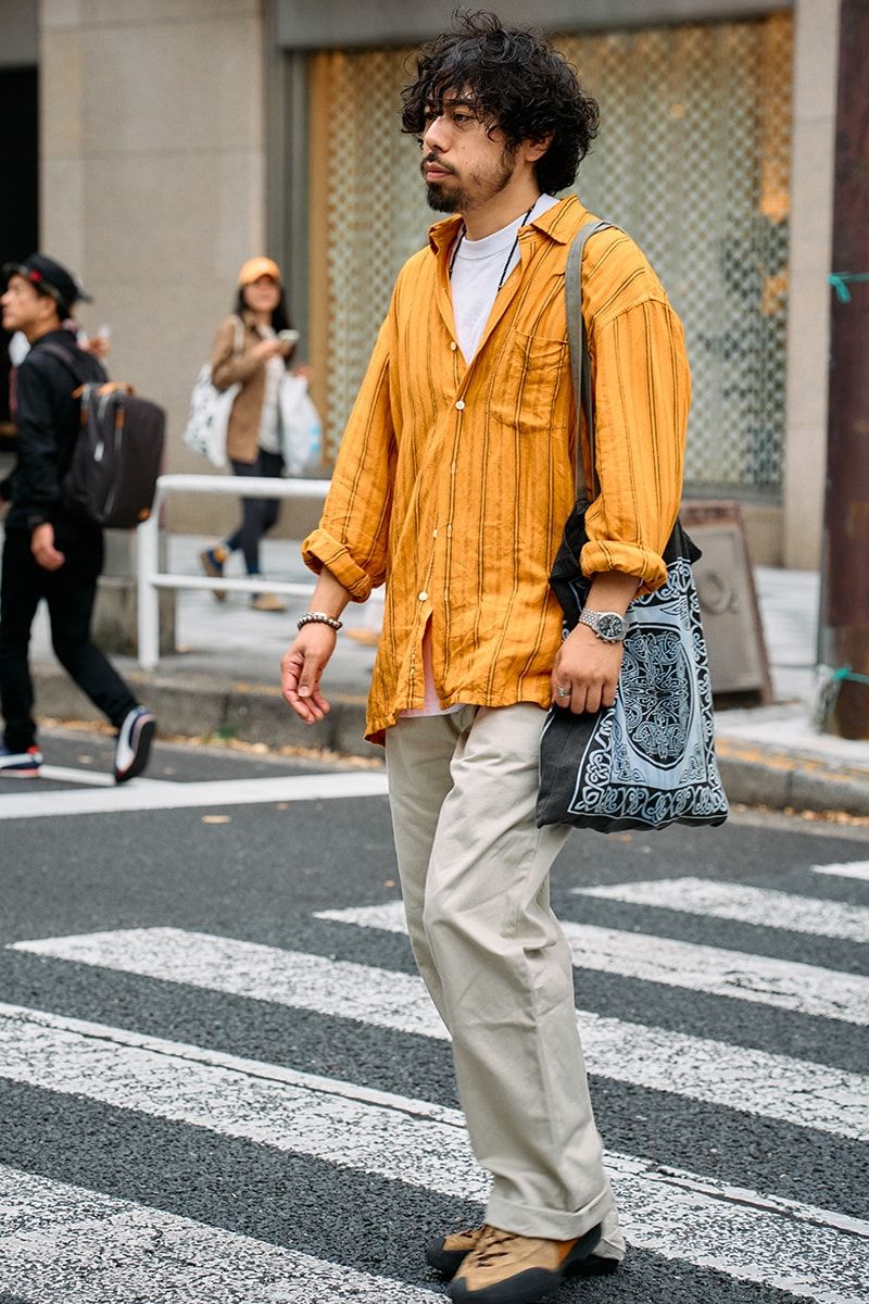 シャツ=ノーティカ パンツ=マーガレットハウエル×エドウィン スニーカー=ナイキ バッグ=古着 ネックレス、ウォレットチェーン=ともにクロムハーツ