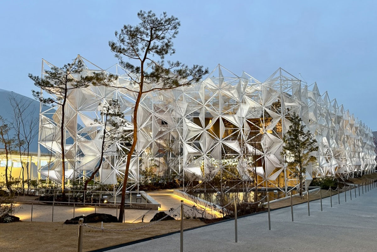 万博ウーマンパピリオン　配布品 大阪・関西万博 速報！】永山祐子が手がけた2つの万博建築をつなぐ