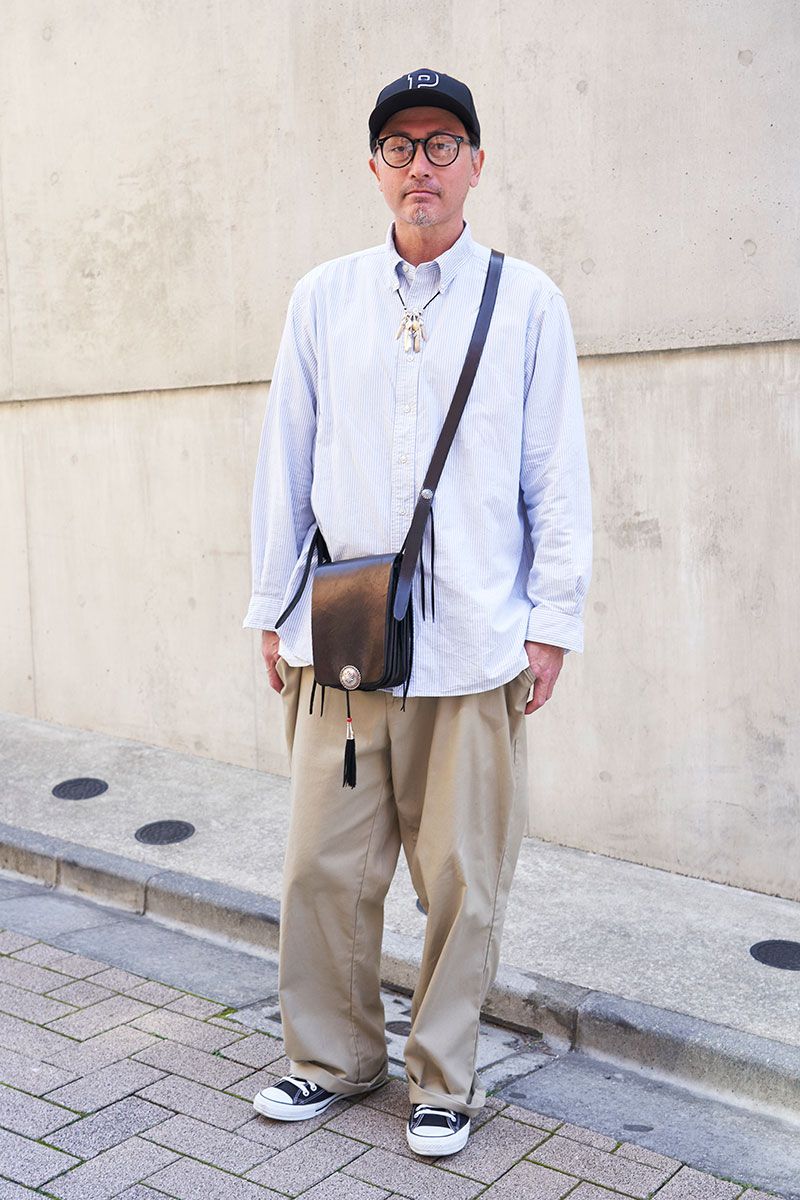 Tシャツ=チャンピオン シャツ、パンツ=ともに古着 シューズ=コンバース 帽子=ポロ ラルフ ローレン 眼鏡=ウィゴー バッグ、ネックレス、バングル、リング=すベてゴローズ
