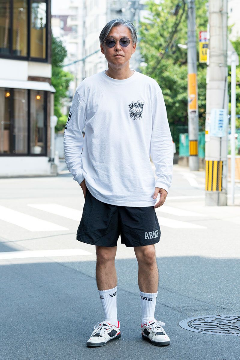 カットソー=ダルマスケート ショーツ=古着 スニーカー=ナイキ サングラス=ジンズ