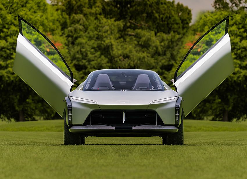 電動シザーズドアが備わり、走行状況に応じて上下するフロントスポイラーなど、正面からの見た目や可能は最新のイタリアンスーパーカーだ。