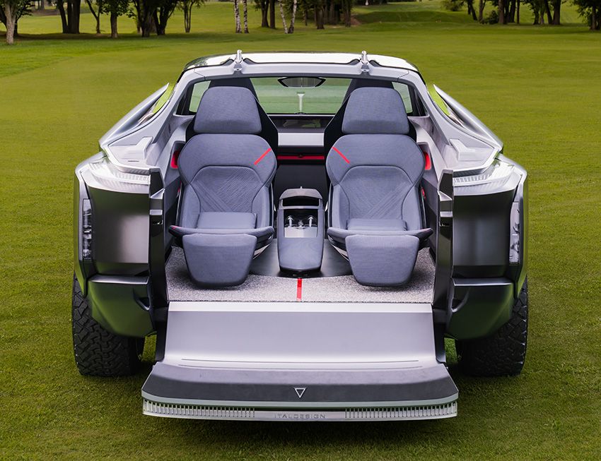 クインテッセンツァ。シートの間には冷蔵庫とグラスセットが備えられている。