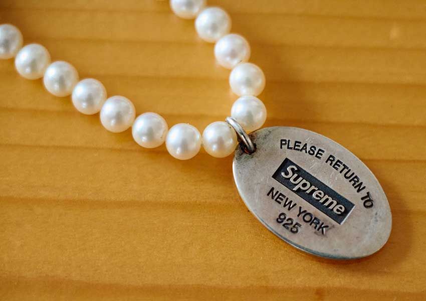 ハート型と同じく所有している、オーバルタグのネックレス。こちらも2021年のシュプリームのコラボコレクションにて登場。デザインは、1969年に登場したティファニーのジュエリーコレクション、“Return to Tiffany”がベースとなっている。