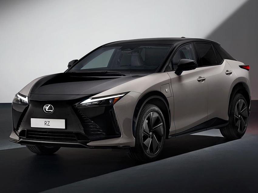 新型「レクサスRZ」。トヨタ車の中では最も大きなBEVだが、それでも全長は約4.8m。「レクサスRX」（約4.9m）よりちょい短いサイズのBEVだ。