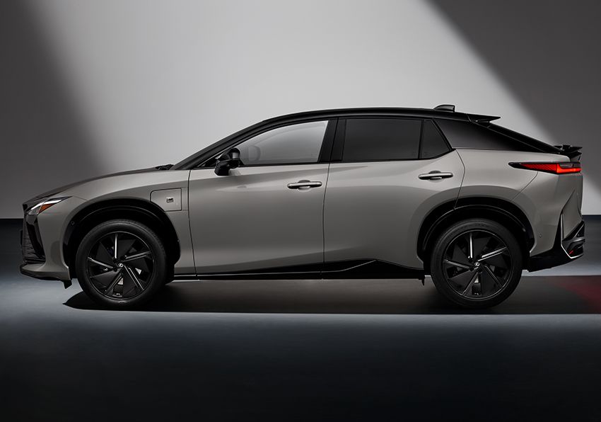 新グレードの「550e F SPORT」はシステム総合出力で407.8馬力を発揮する。