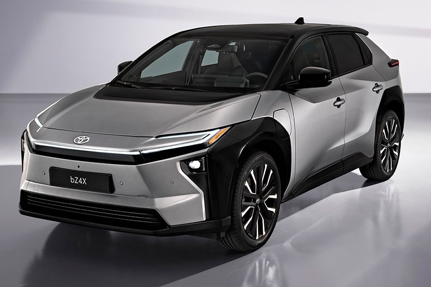 新型トヨタ「bZ4X」。従来型より目(ヘッドライト)周りがスッキリとして、よりロボットっぽさが増した感じ。
