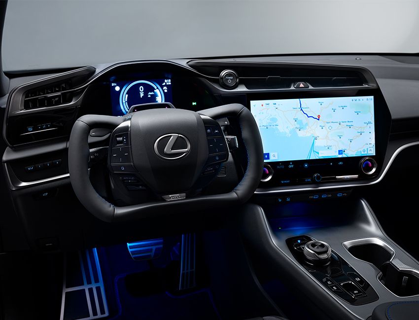 ステアバイワイヤシステム搭載車には飛行機の操縦桿のようなステアリングが備わる。