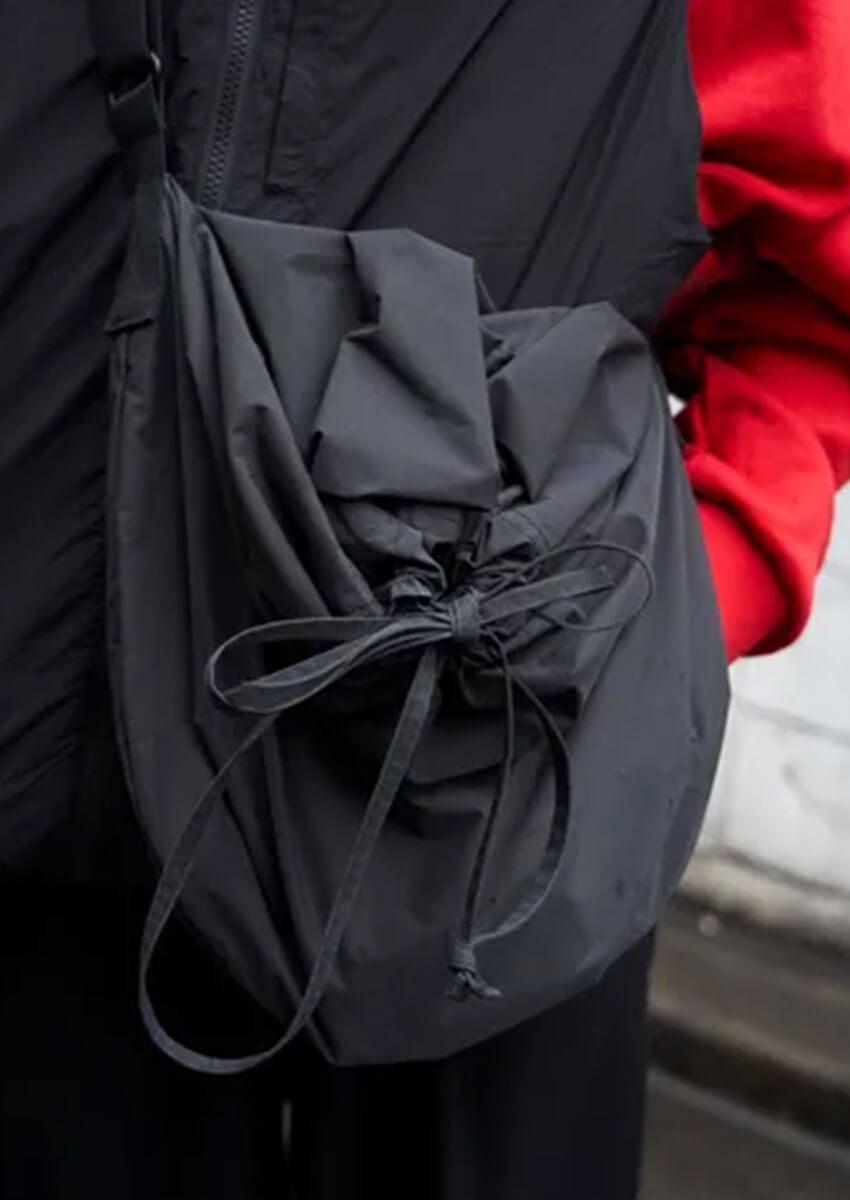 ミニショルダーが流行の兆し。ユニクロ、マルジェラetc.バッグ使いが巧みな3名を街角スナップから厳選 - 1枚目の画像