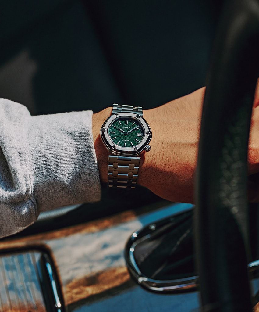 ダイヤルのカラーリングは“Green Light（＝青信号）”に由来。英語圏で、物事を進める際のゴーサインを意味する言葉でもある。アイコニックな六角形デザインはもちろん過去モデルを継承。リュウズやベゼルのネジなどにも六角形があしらわれている。ヘアラインと鏡面で仕上げ分けしたベゼル、滑らかにコマが連なるブレスレットなど、細部まで緻密に作り込まれている。ブライトチタンケース、38.8mm径、自動巻き。187万円／クレドール（セイコー　0120-302-617）