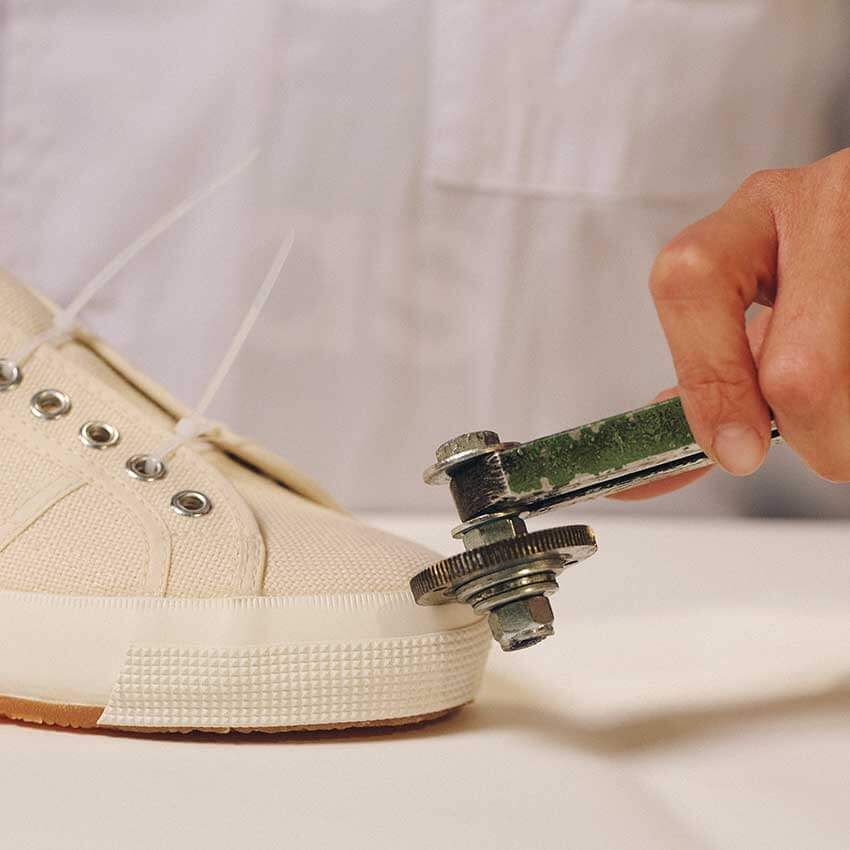 フォクシングテープにファッジホイールで刻みを入れている。この工程に限らず、「スペルガ 1925」は手仕事が多用される。