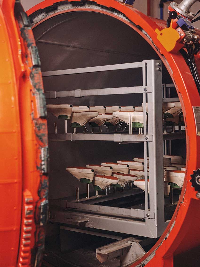 製造を担当したのは知る人ぞ知る南イタリアのファクトリー。写真はバルカナイズ製法の窯。