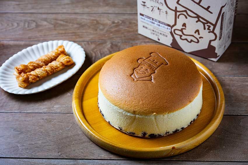 手前から出来たてを購入できる「焼きたてチーズケーキ」1,065円、お店人気No.1の焼き菓子「薪パイ」1本95円