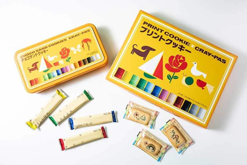 左から「チョコサンドクッキー(クレパス®︎柄)」1,252円、「プリントクッキー(クレパス®︎柄)」756円